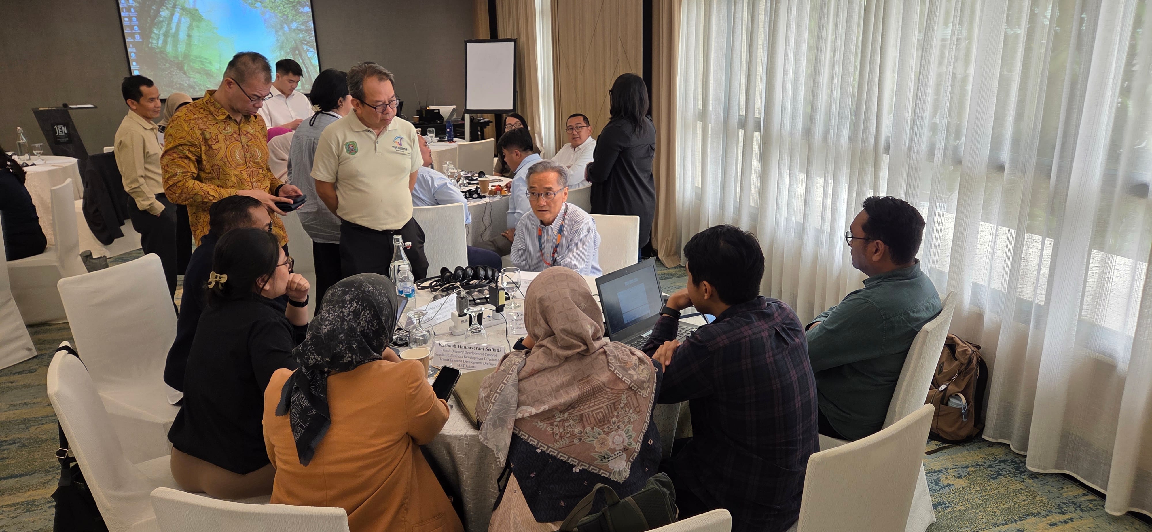 Photo of discussions between Jakarta officials in the workshops